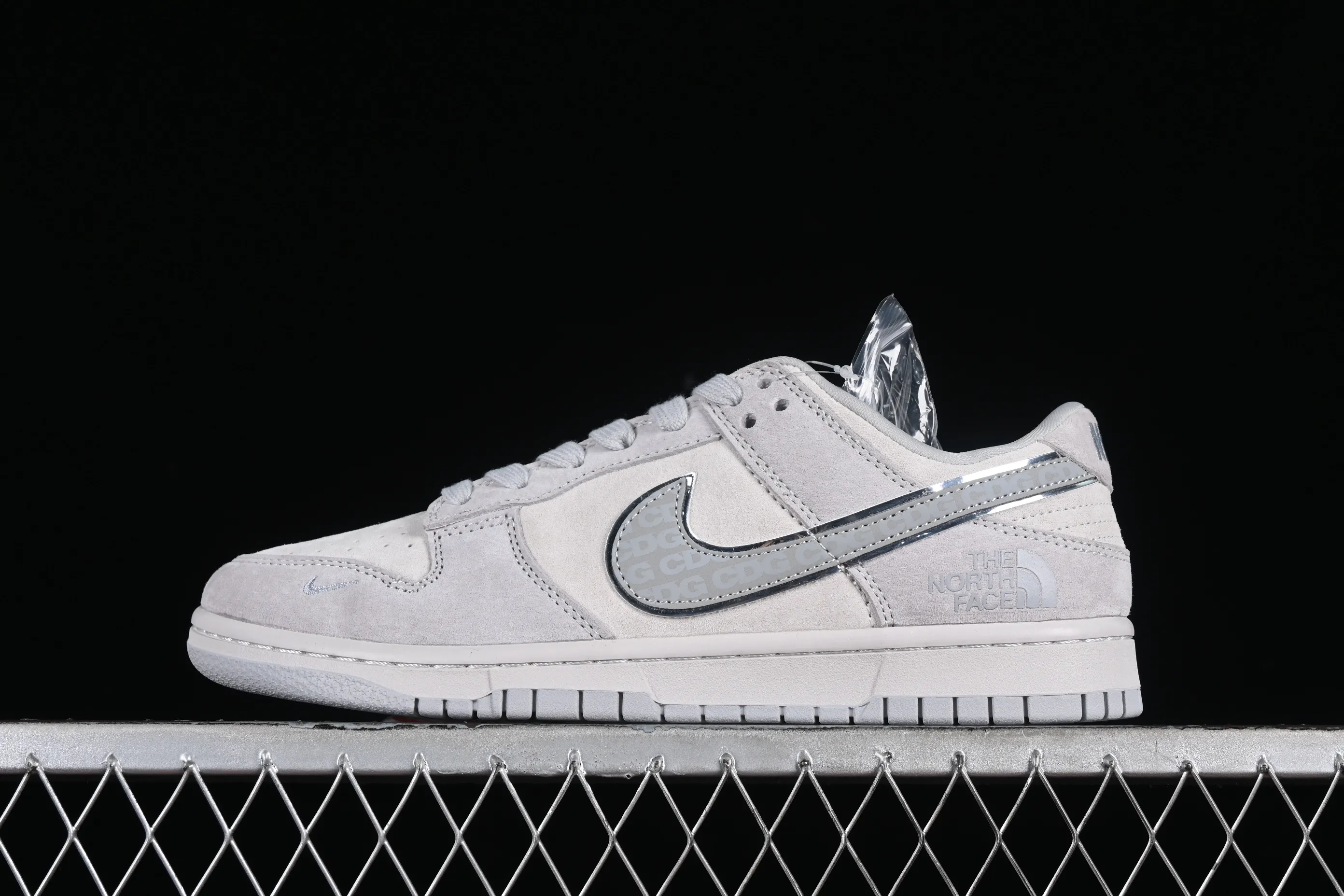 All categories Nk SB Dunk Series Nk SB Dunk Low High-end customized low-top sneakers Nk Dunk Low North CDG joint-light gray Three-party joint SB low-top casual sneakers DQ1098-338